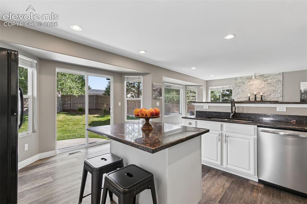 Image 10 of 50: Kitchen