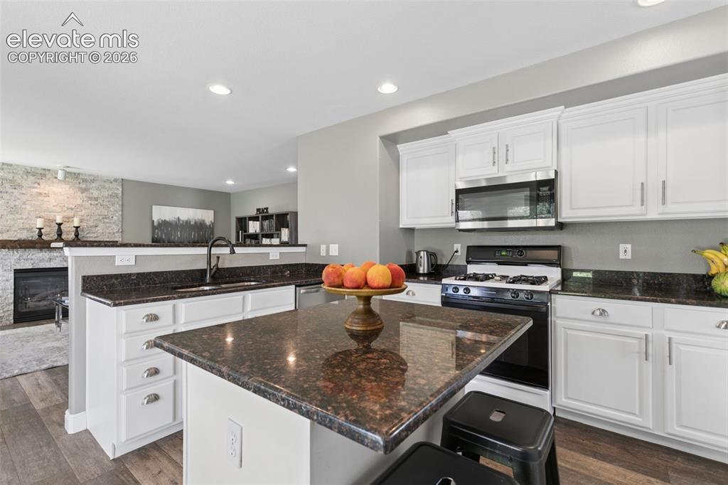 Image 11 of 50: Kitchen