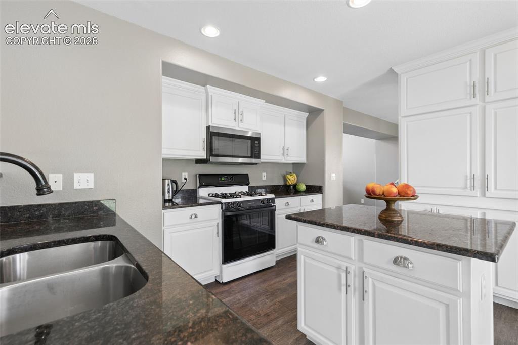 Image 12 of 50: Kitchen