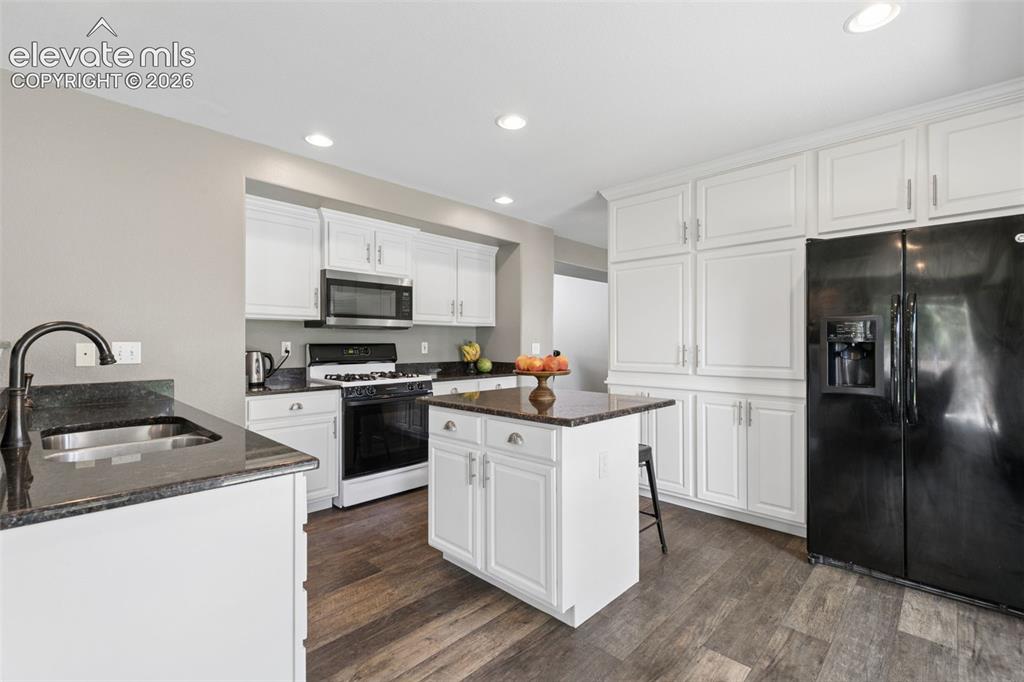 Image 14 of 50: Kitchen