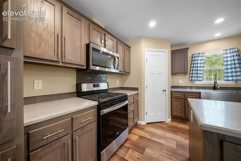 Image 10 of 49: Kitchen