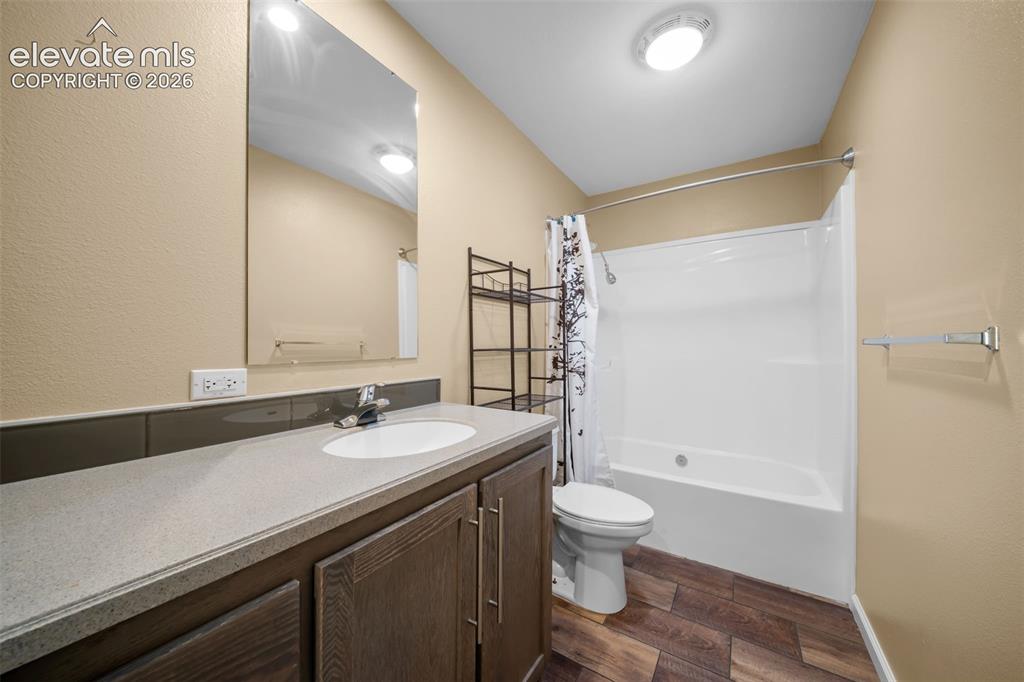 Image 33 of 49: Bathroom
