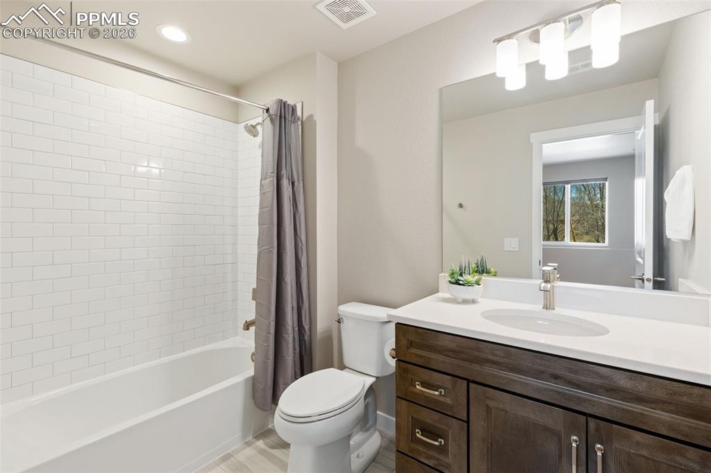 Image 33 of 40: Bathroom