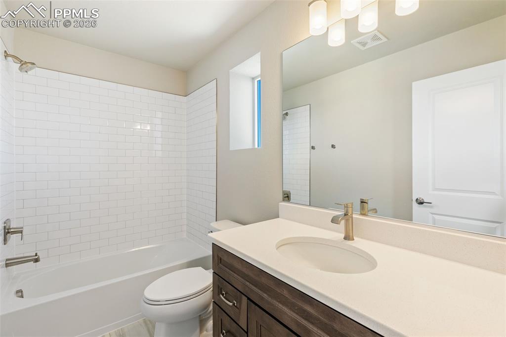 Image 36 of 40: Bathroom