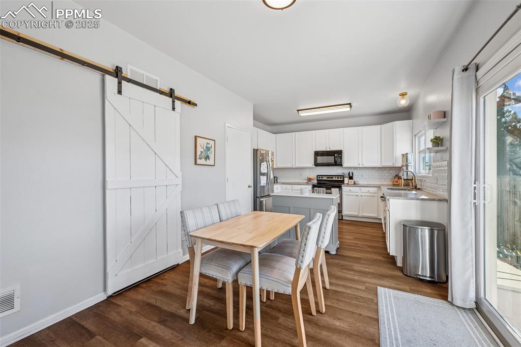 Image 10 of 40: Dining Area