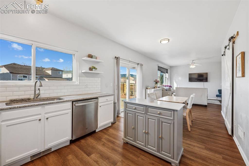 Image 11 of 40: Kitchen