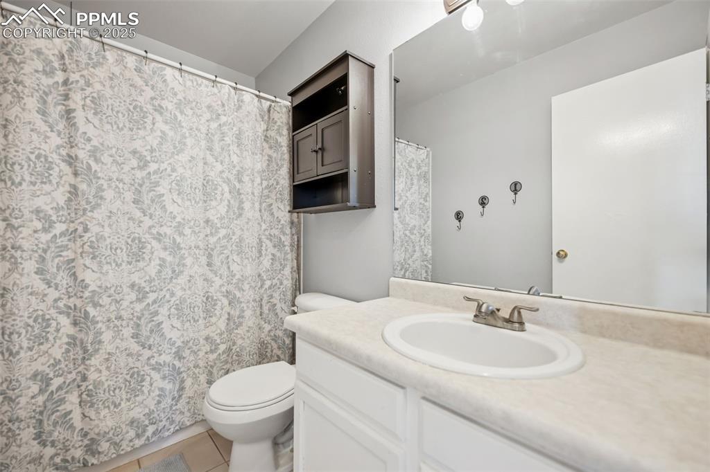 Image 19 of 40: Bathroom