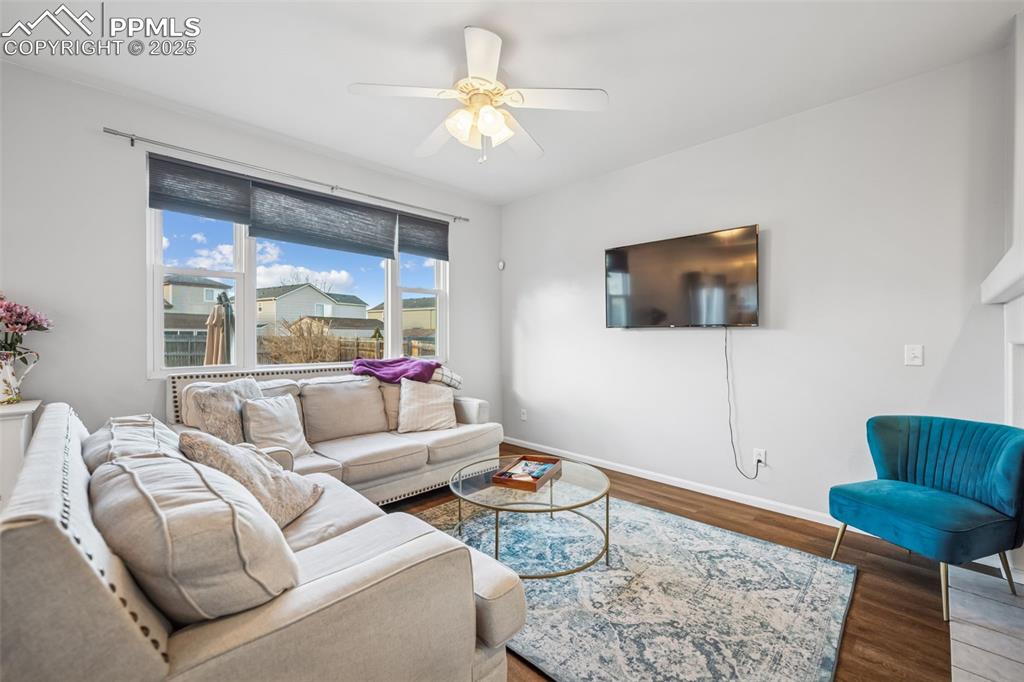 Image 5 of 40: Living Room
