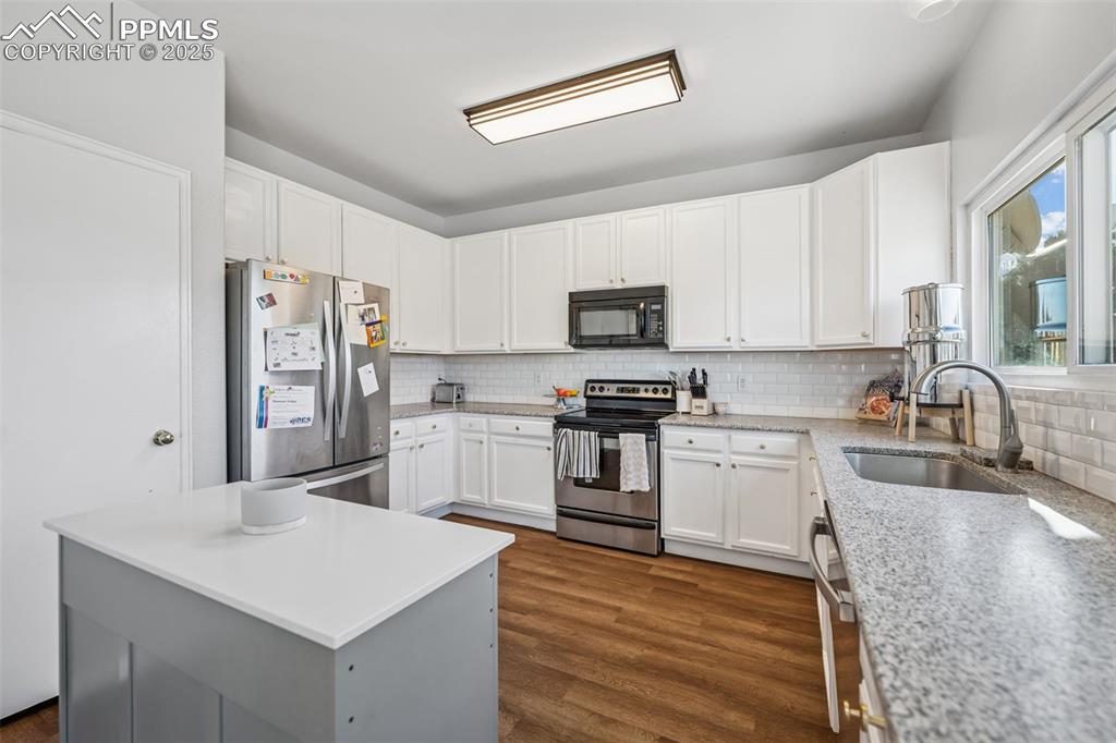 Image 7 of 40: Kitchen