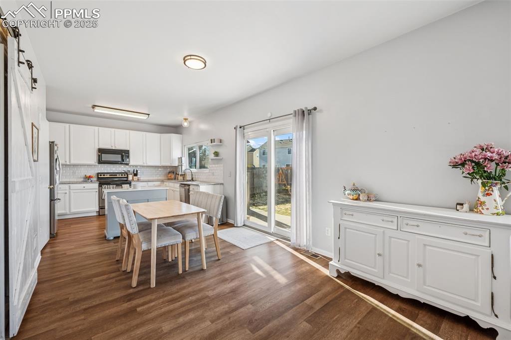 Image 9 of 40: Dining Area