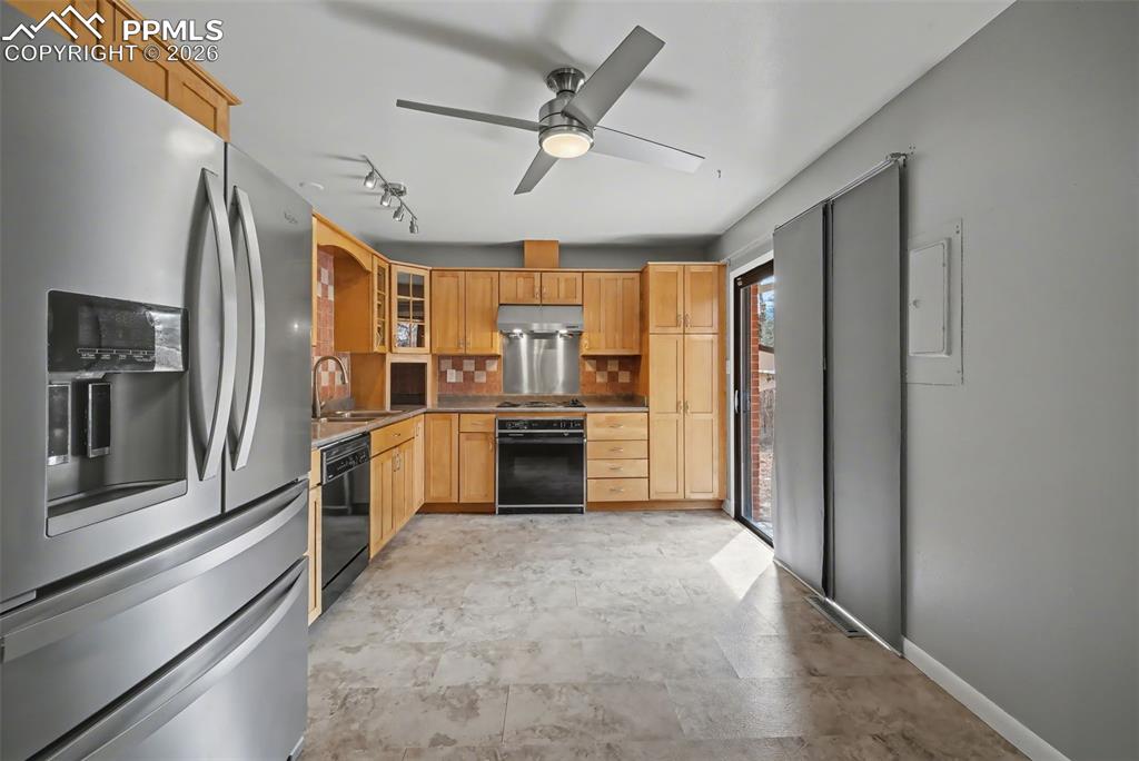 Image 11 of 45: Kitchen