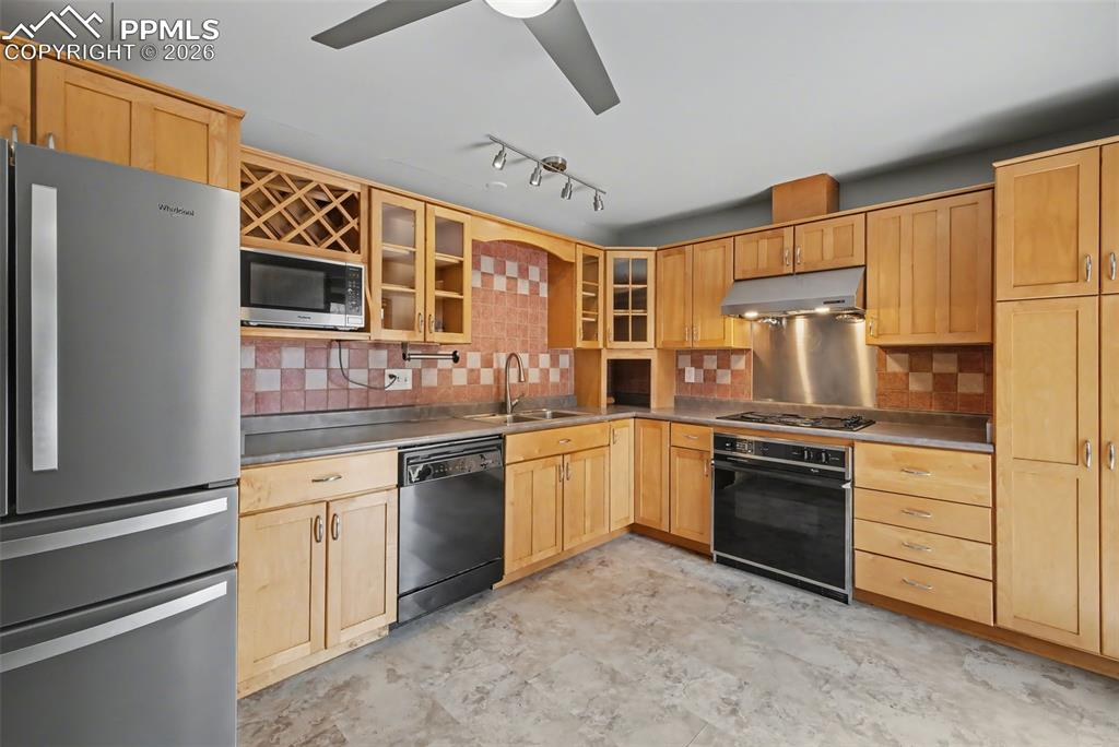 Image 12 of 45: Kitchen