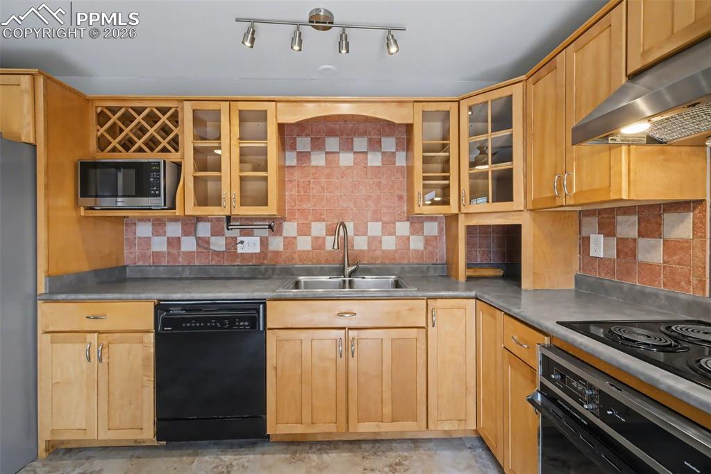 Image 13 of 45: Kitchen