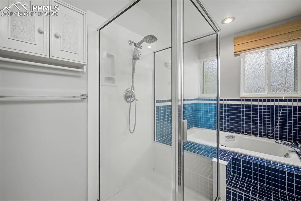 Image 19 of 45: Bathroom