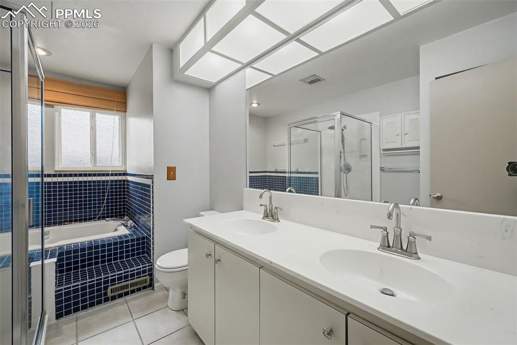 Image 20 of 45: Bathroom