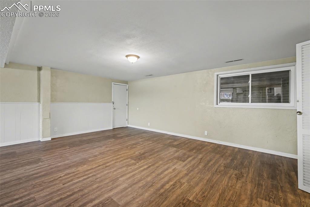 Image 23 of 45: Living Room