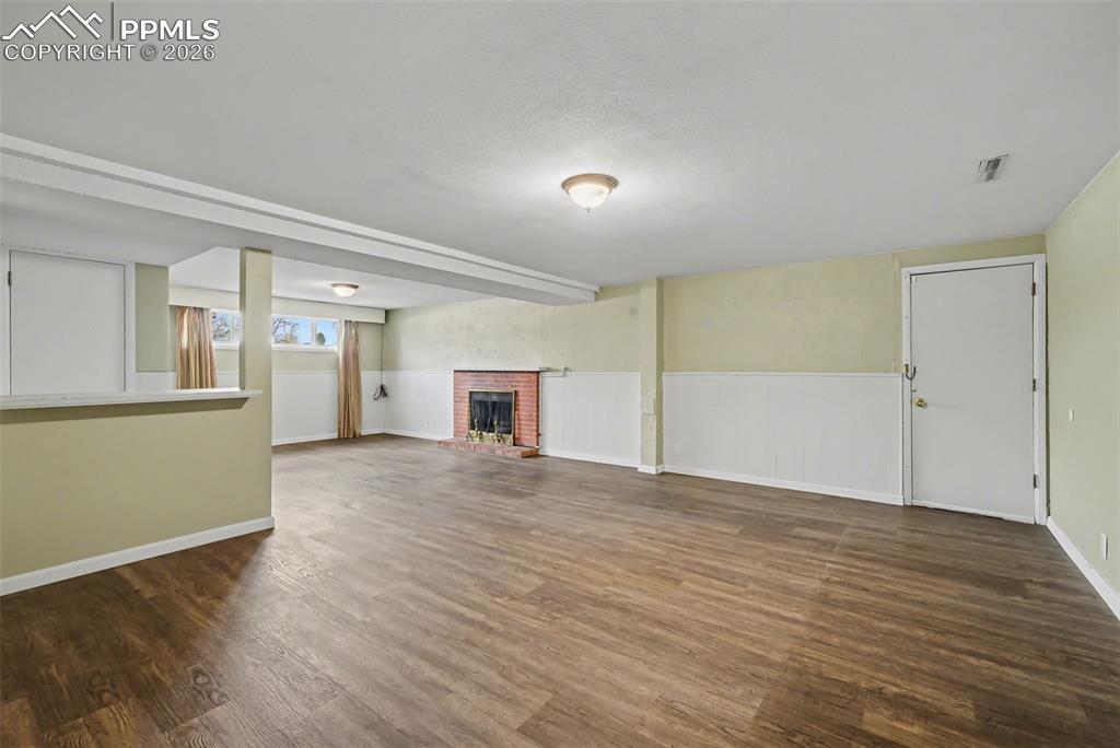 Image 24 of 45: Living Room