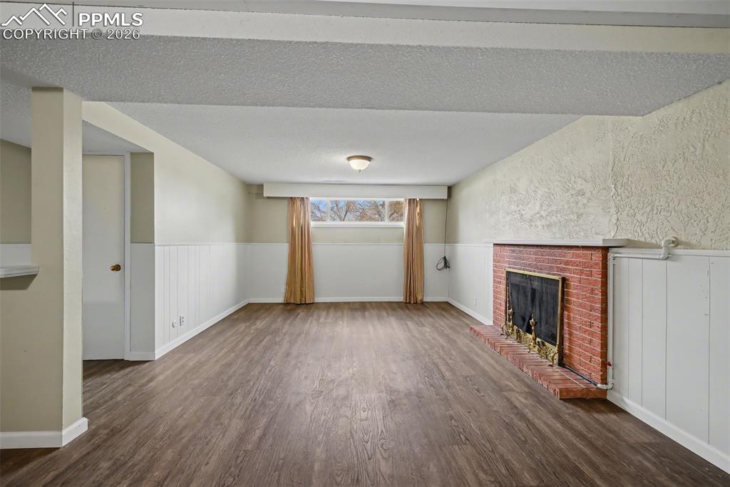 Image 26 of 45: Living Room