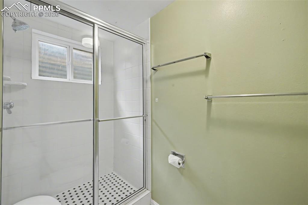 Image 33 of 45: Bathroom