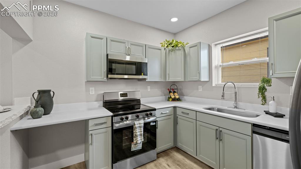 Image 16 of 36: Stainless-steel appliances