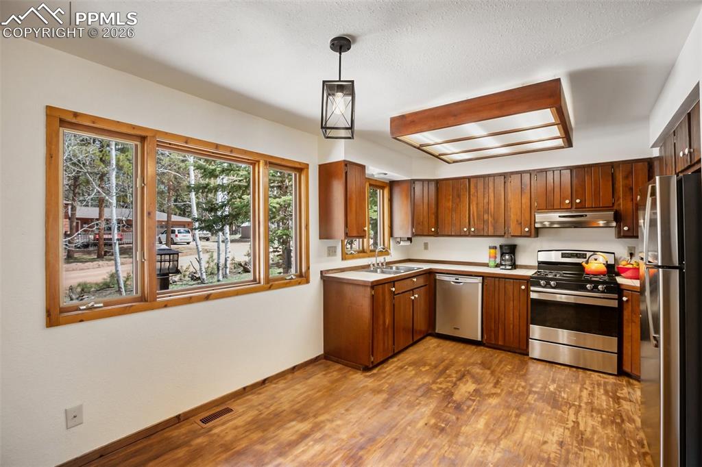 Image 5 of 28: Kitchen