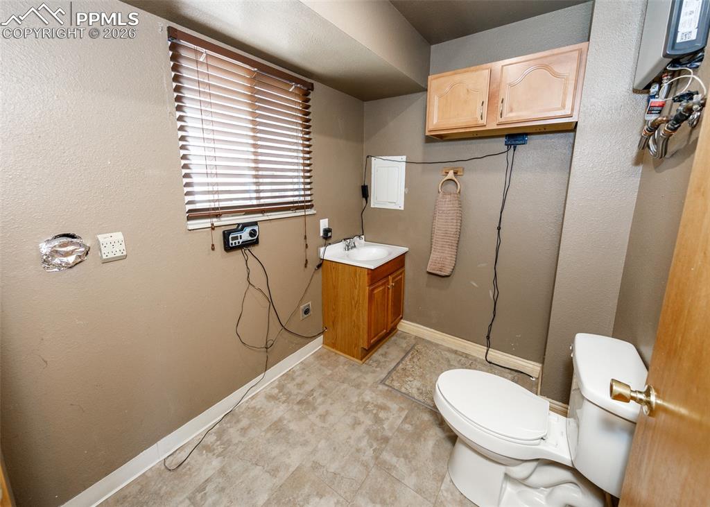 Image 13 of 39: Bathroom