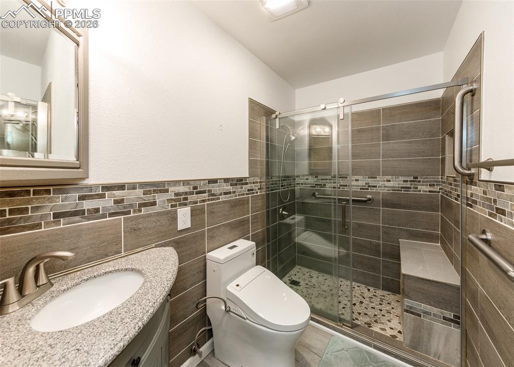 Image 23 of 39: Bathroom