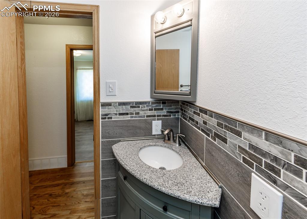 Image 26 of 39: Bathroom