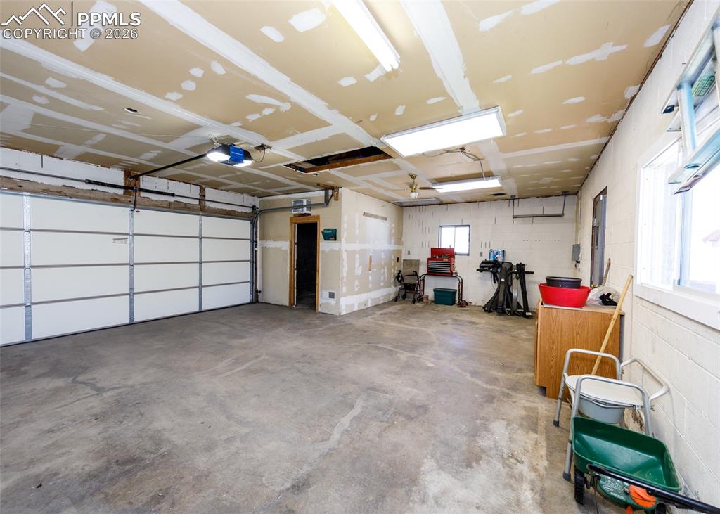 Image 34 of 39: Garage