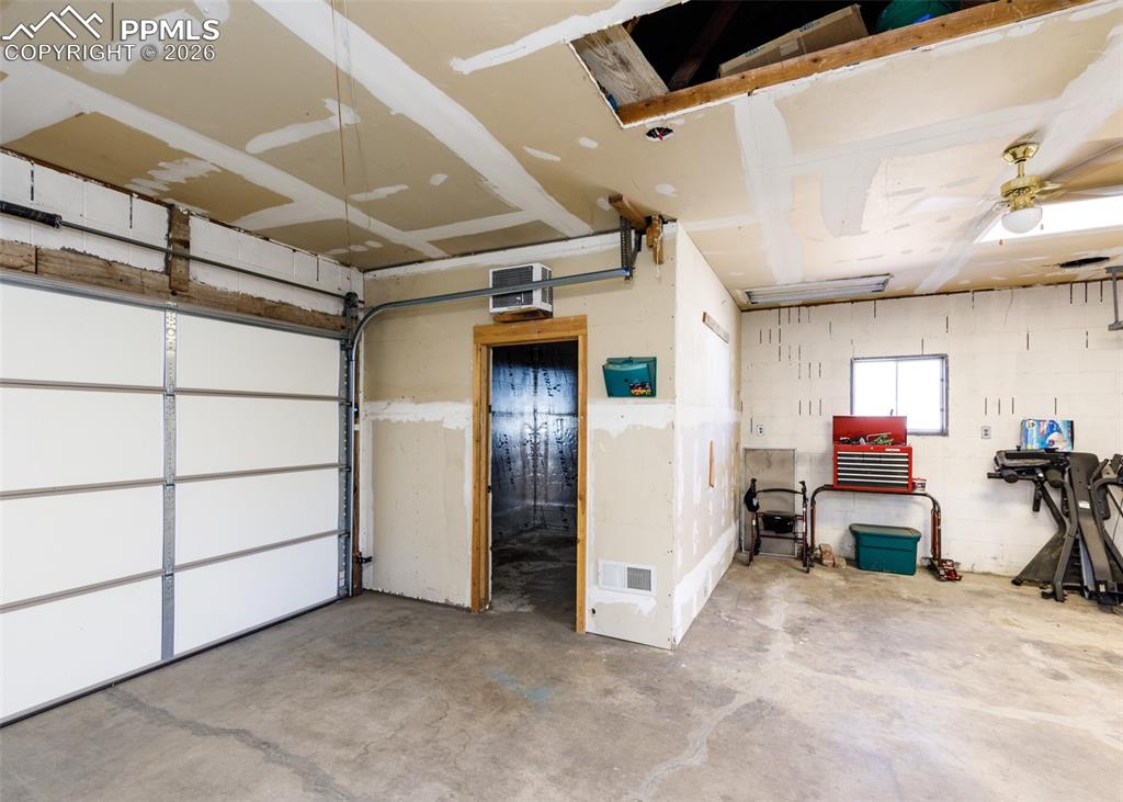 Image 35 of 39: Garage