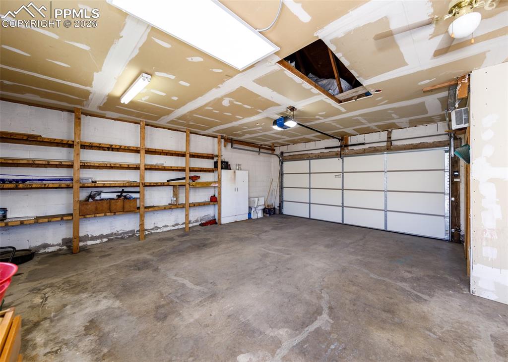 Image 37 of 39: Garage