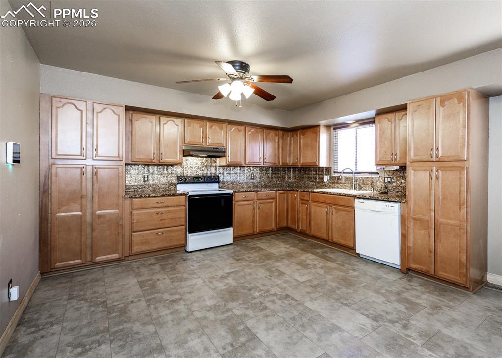 Image 6 of 39: Kitchen