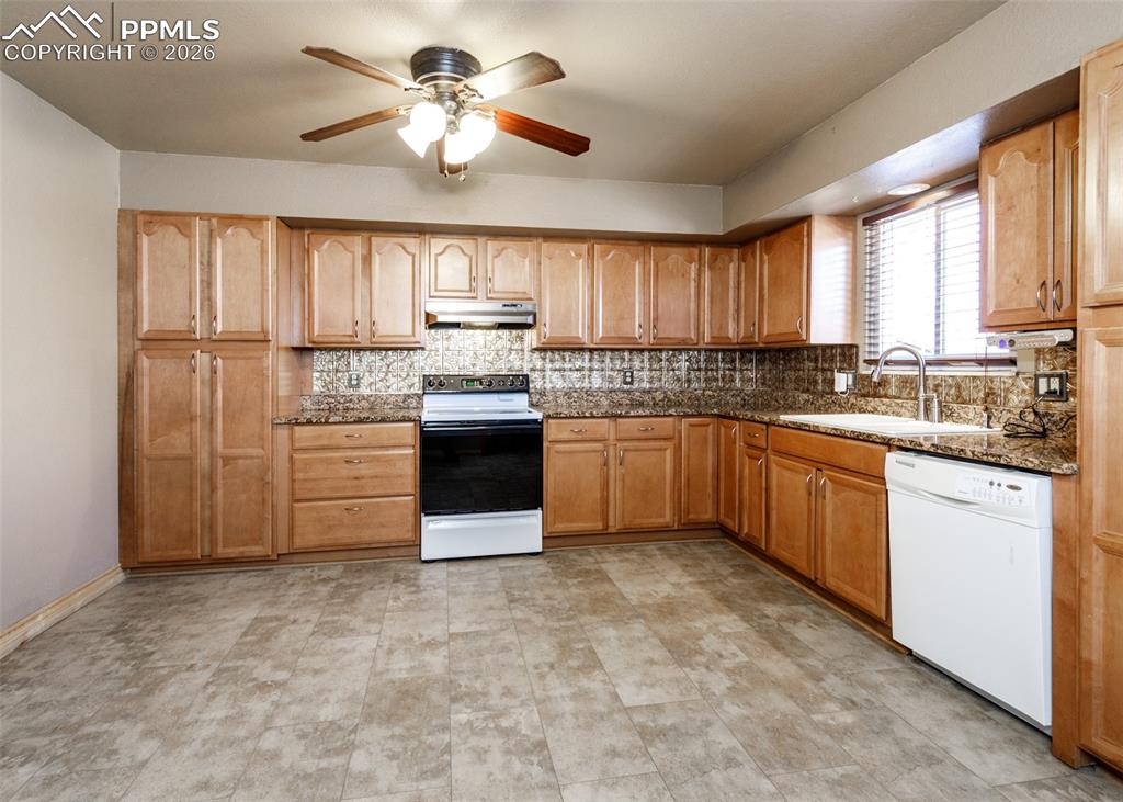 Image 7 of 39: Kitchen