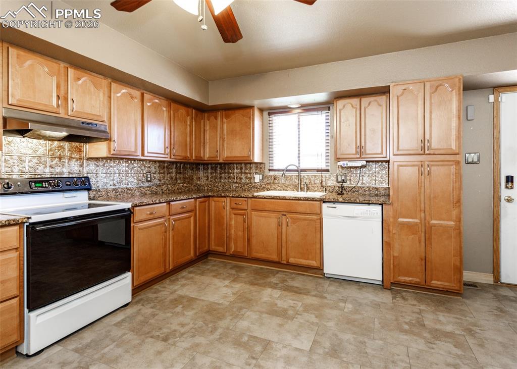 Image 8 of 39: Kitchen