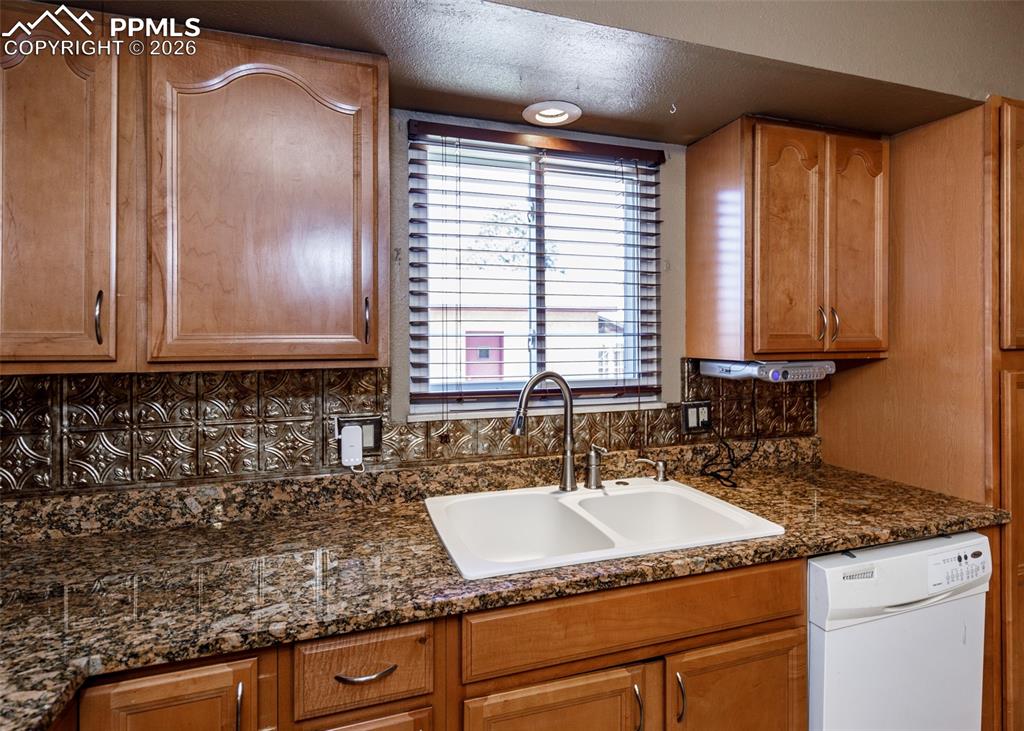 Image 9 of 39: Kitchen