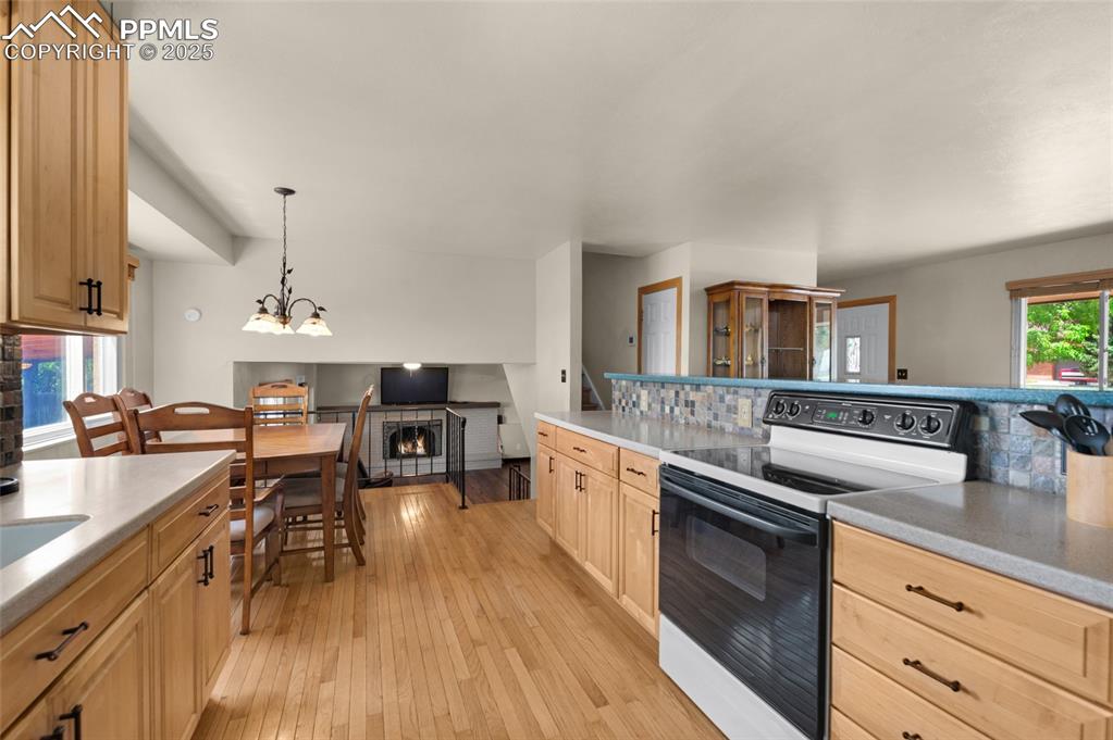 Image 10 of 40: Kitchen