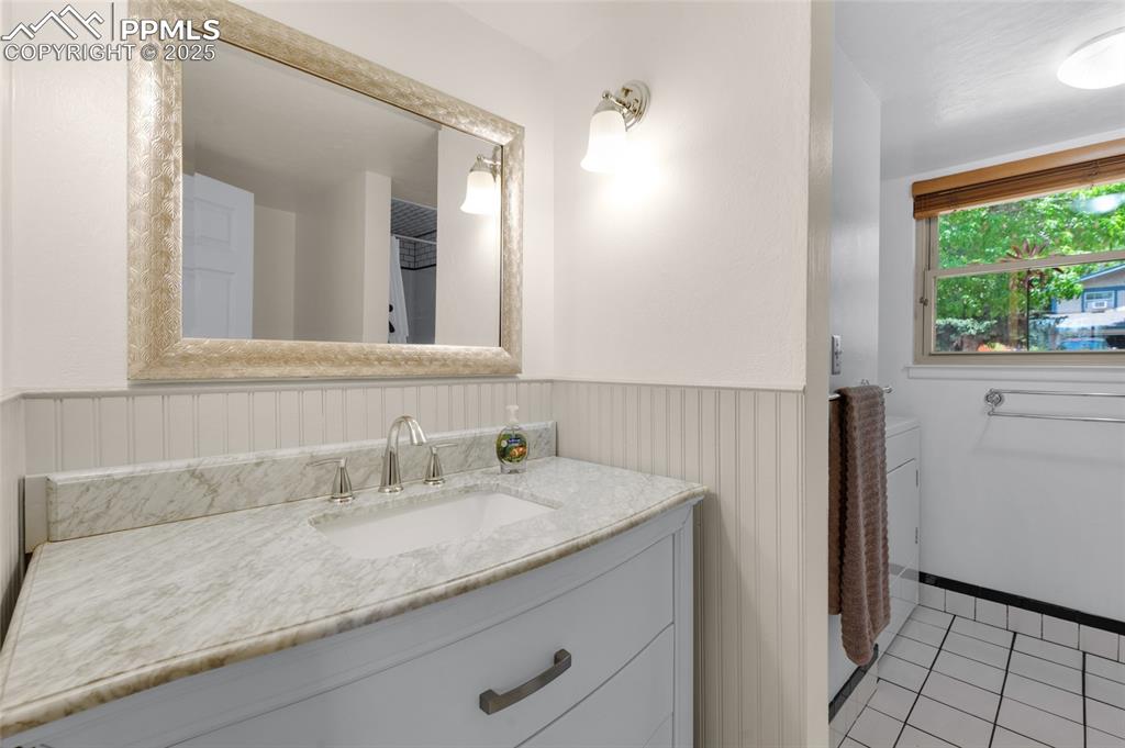 Image 17 of 40: Bathroom