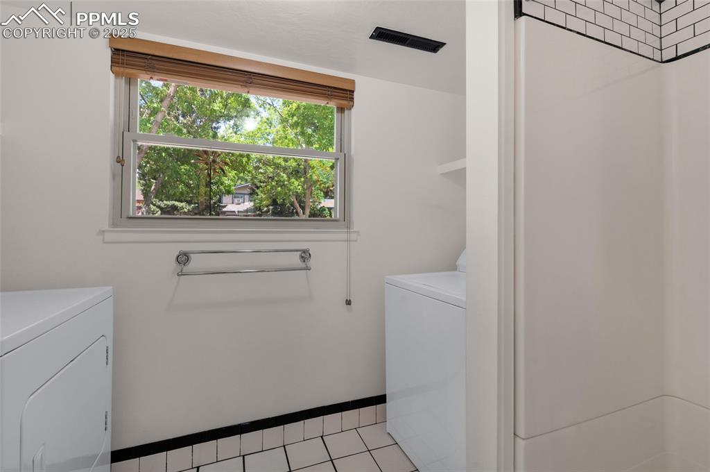 Image 18 of 40: Laundry