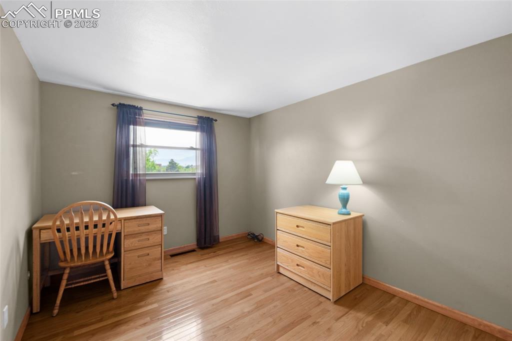 Image 25 of 40: Office