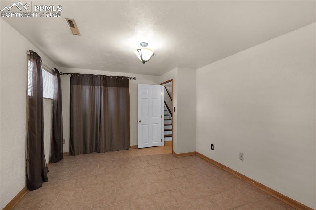 Image 28 of 40: Bedroom