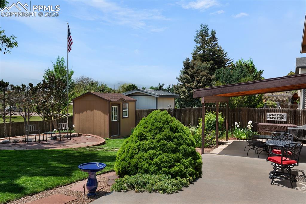 Image 30 of 40: Patio