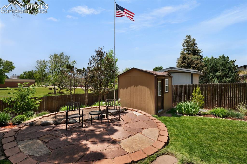 Image 34 of 40: Patio