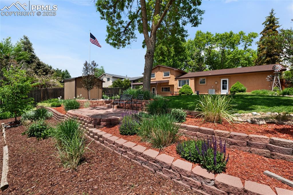 Image 35 of 40: Yard