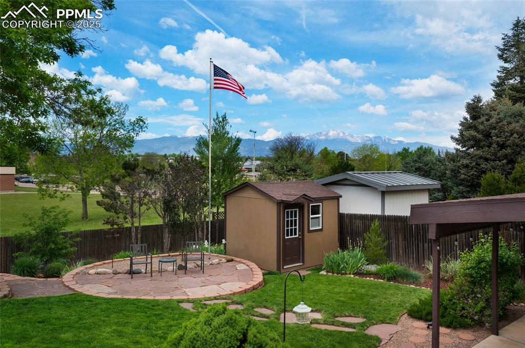 Image 38 of 40: Yard