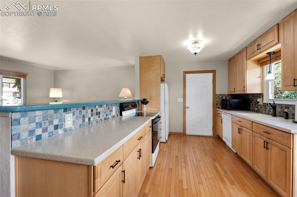 Image 7 of 40: Kitchen