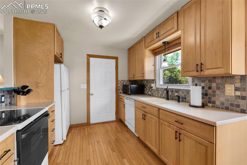 Image 8 of 40: Kitchen