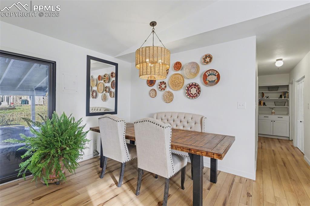 Image 11 of 27: Dining Area