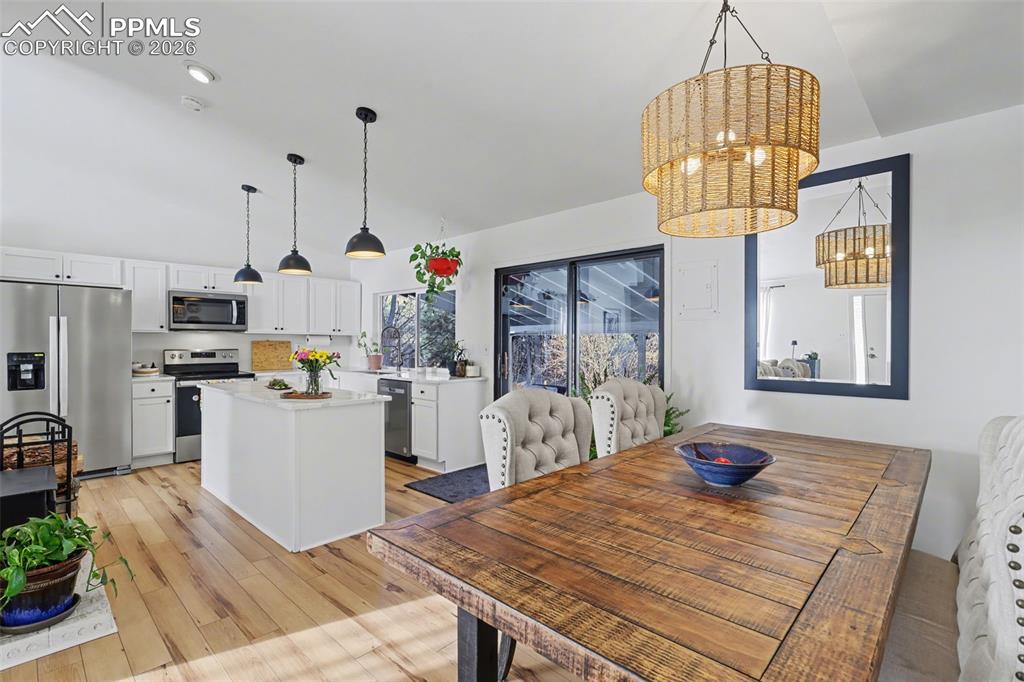 Image 12 of 27: Dining Area