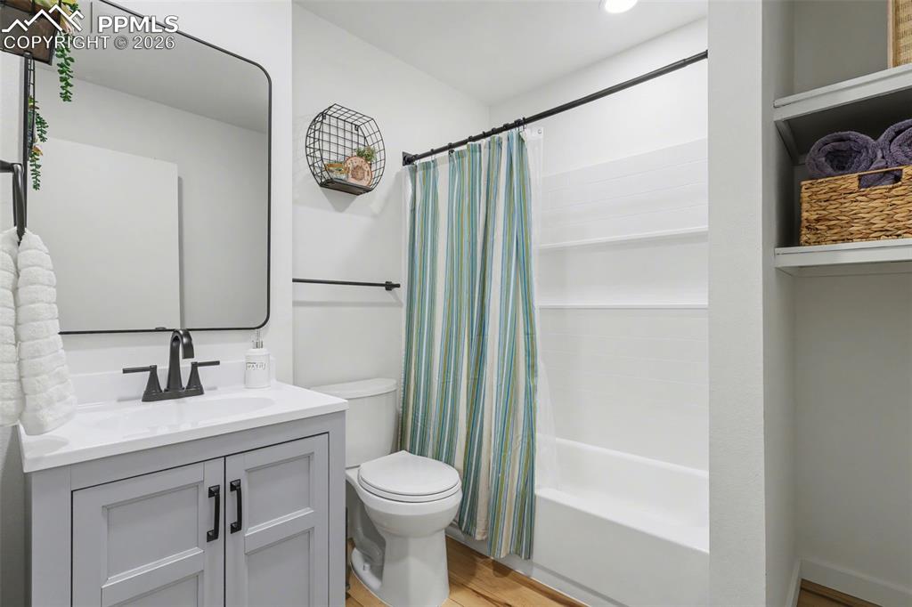 Image 13 of 27: Bathroom