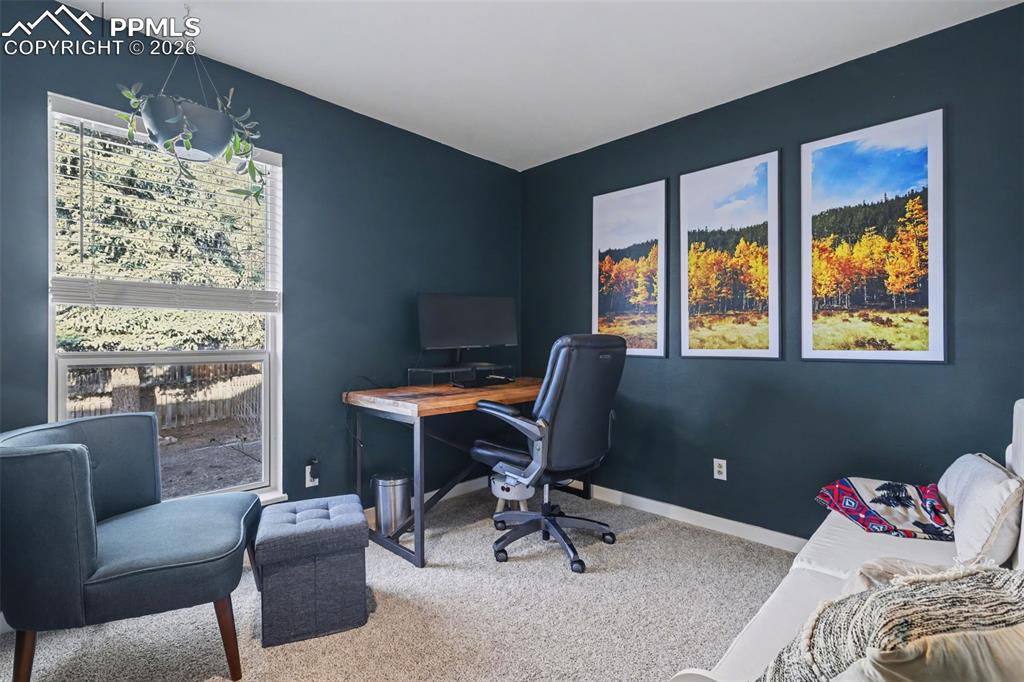 Image 18 of 27: Office